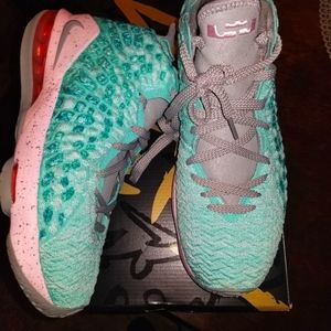 Nike Lebron XVII